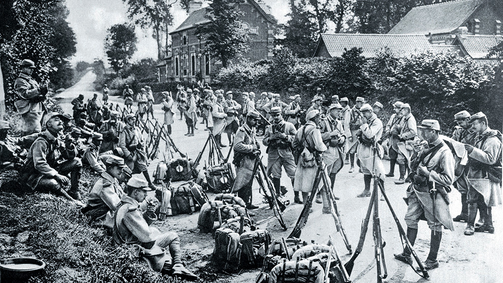 Franču armijas kareivji pirms došanās uz fronti. Pirmajos kara mēnešos pirms iestrēgšanas ierakumos 1915. gadā Rietumu frontes armijas bija diezgan mobilas.
