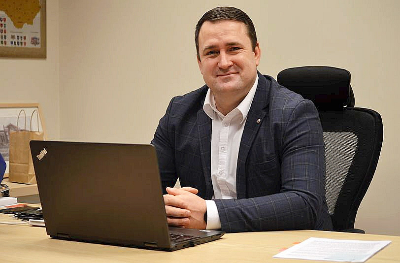 Domes balsojumu pret divu nekustamo īpašumu atsavināšanu Smiltenes novada mērs Edgars Avotiņš uztvēris kā neuzticības balsojumu sev.