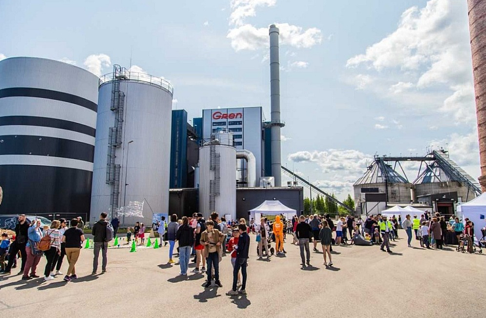 "GREN" biomasas koģenerācijas stacija Jelgavā ražo ne tikai siltumu un elektrību, bet arī uzrauga un vada visas pilsētas centralizētās siltumapgādes sistēmas darbību un saražotās siltumenerģijas piegādi jelgavniekiem. Attēlā: uzņēmuma atvērto durvju pasākums Jelgavas pilsētas svētku laikā.