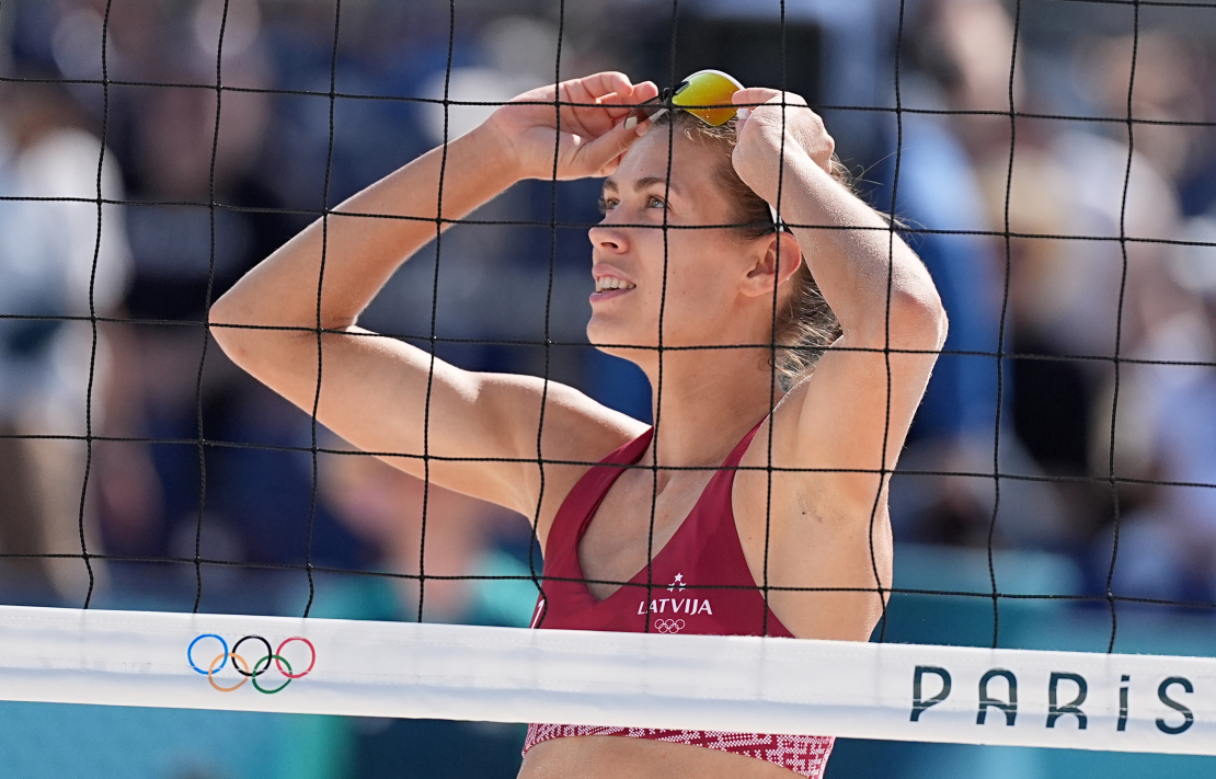 Pludmales volejboliste Tīna Laura Graudiņa piedalās pludmales volejbola spēlē sievietēm starp Latviju un Šveici 2024. gada vasaras olimpiskajās spēlēs.