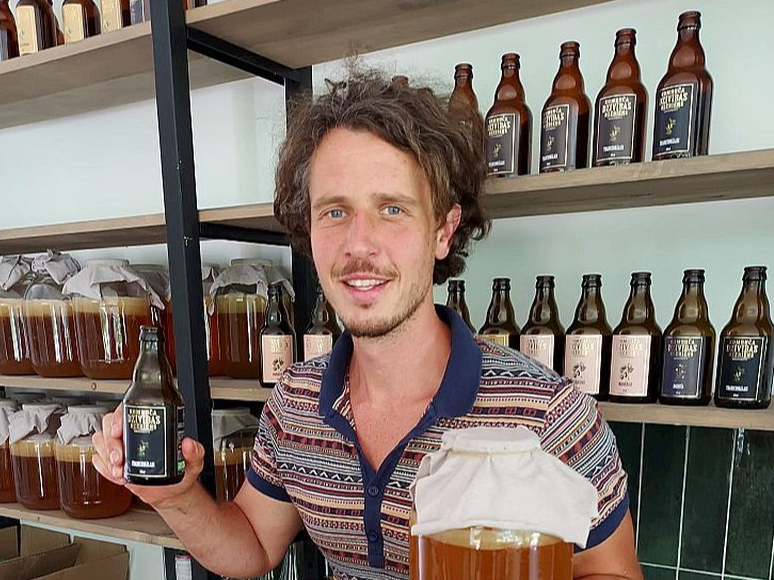 "Pie klientiem uz Lietuvu, Grieķiju un Kipru mūsu kombuča dodas ar anglisko zīmola versiju – "Vitality Drink". Ārzemju pircējus esam piesaistījuši LIAA organizētajās izstādēs, loģistiku no Ieriķiem līdz veikalu plauktiem klienti nodrošina paši," noieta tirgu iekarošanas pieredzē dalās Miķelis Isajevs, zīmola "Kombuča "Dzīvības dzēriens"" ražošanas uzņēmuma īpašnieks un vadītājs.
