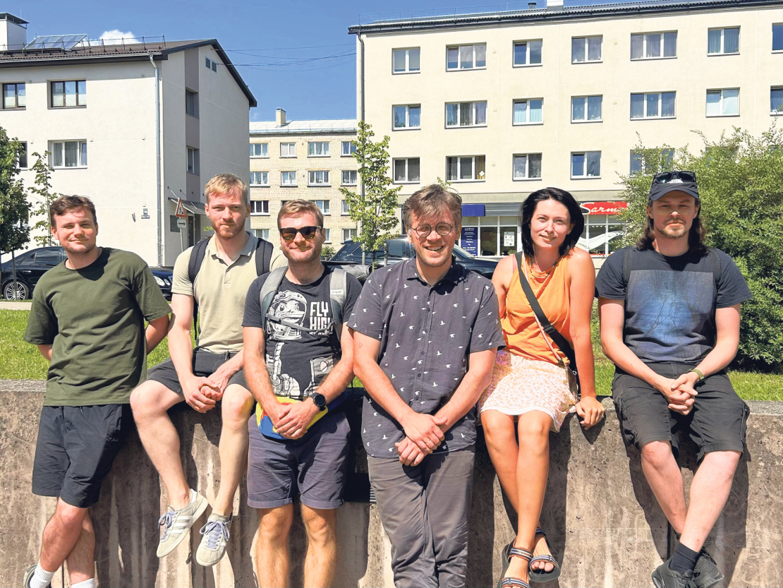 Valters Sīlis (ceturtais no kreisās) kopā ar izrādes "Ik dienas" komandu.