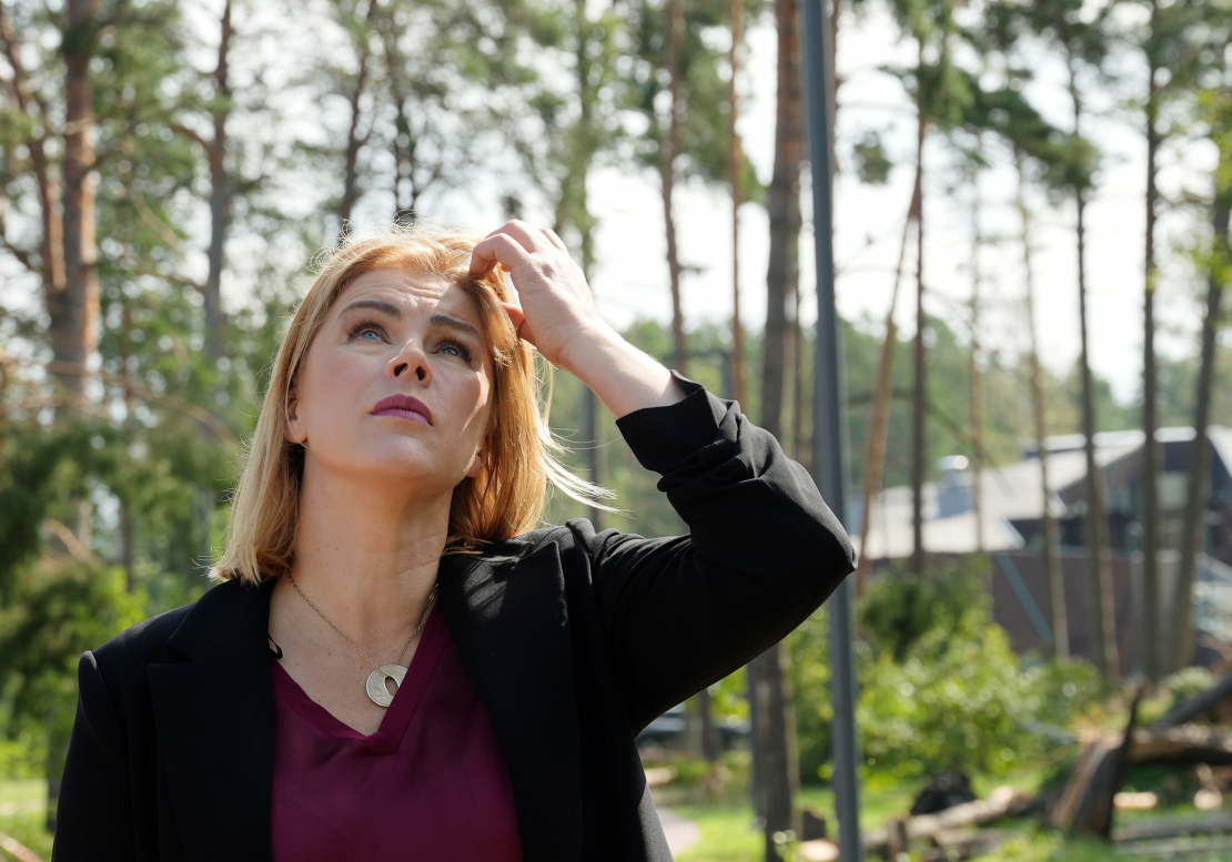 Ministru prezidente Evika Siliņa apseko vētras postījumus Kauguru parkā Jūrmalā.
