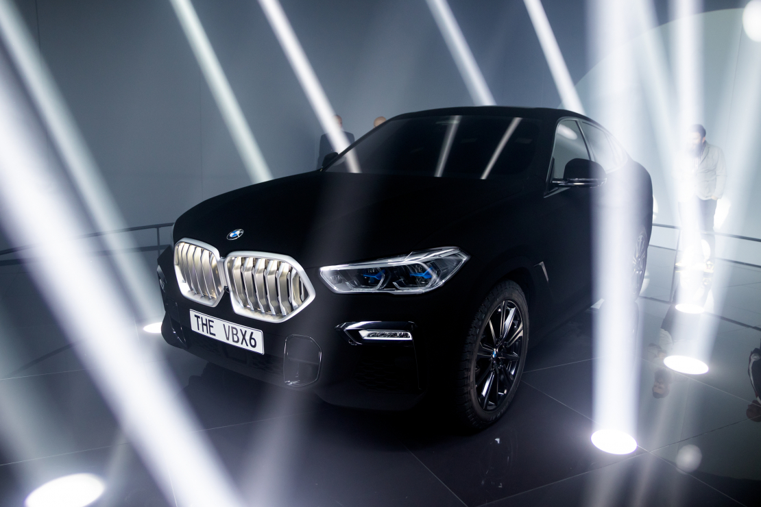 2019. gada starptautiskajā auto izstādē tika demonstrēts ar “Vantablack” nokrāsotais BMW X6, padarot to par vistumšāko automašīnu pasaulē.