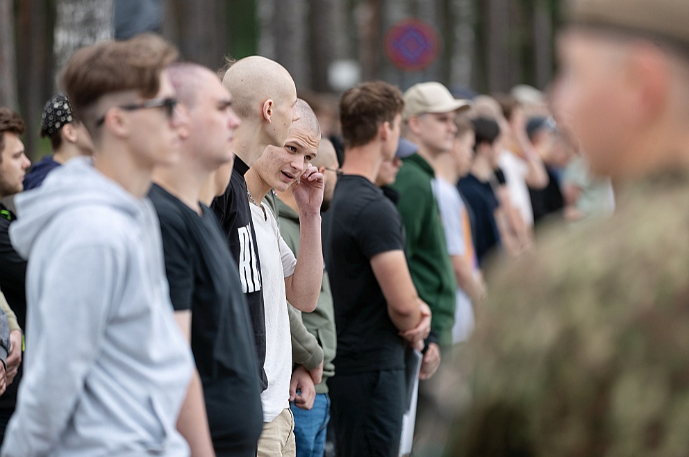 Rīgas Stradiņa universitātes uzņemšanas noteikumos minēts, ka "universitātē netiek uzņemti reflektanti, kuriem dokumentā par vidējo izglītību kādā no priekšmetiem vērtējums ir zemāks par 4 (gandrīz viduvēji 10 ballu sistēmā) vai 3 (5 ballu sistēmā) vai uzņemšanas konkursa kopējais rezultāts ir zemāks par 30 punktiem". Agneses dēla izglītības sertifikāts liecina, ka viņam nav zemāku atzīmju par minētajām.