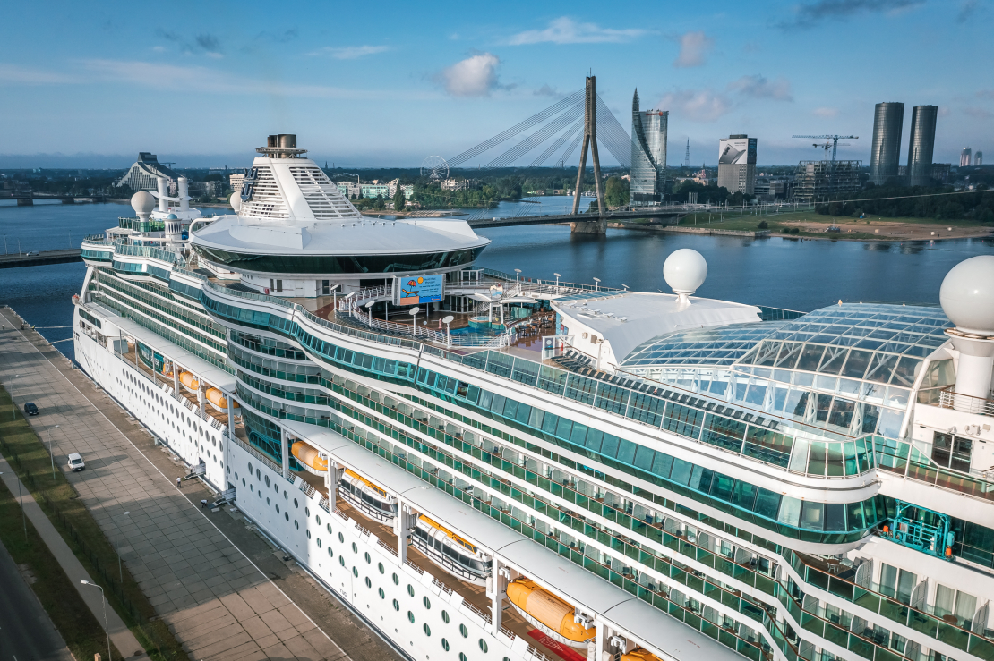 Pasaules kruīza ietvaros Rīgā viesojas iespaidīgais kruīzu kuģis "Serenade of the Seas".
