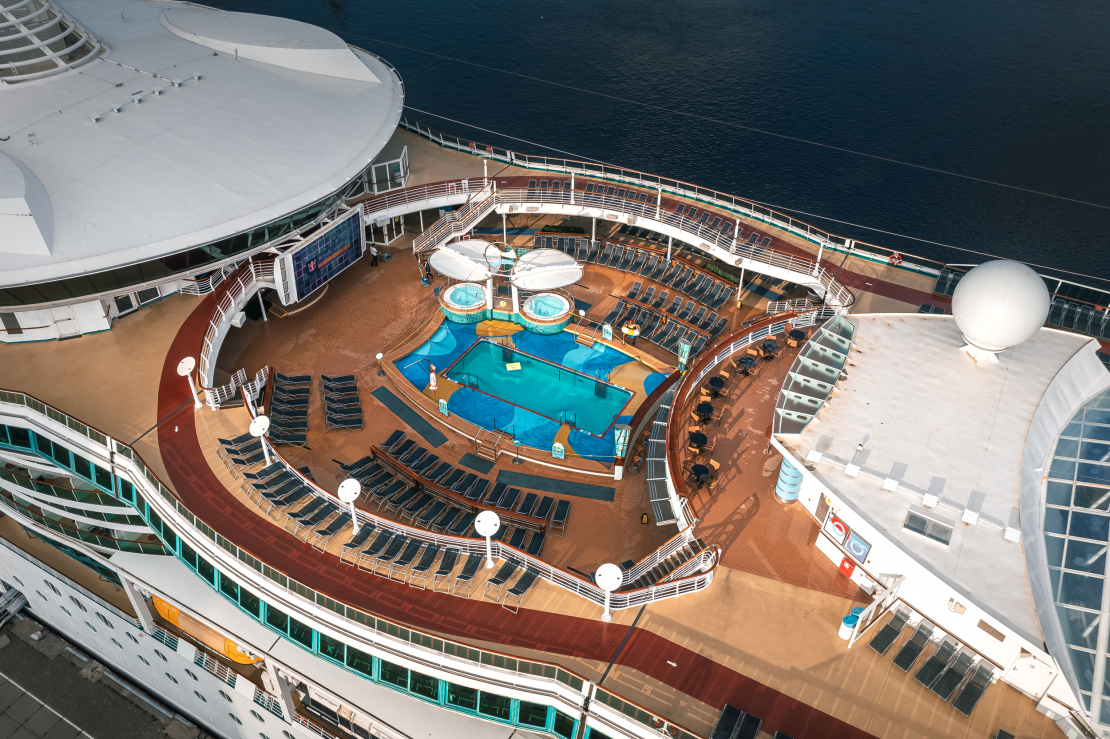 Pasaules kruīza ietvaros Rīgā viesojas iespaidīgais kruīzu kuģis "Serenade of the Seas".