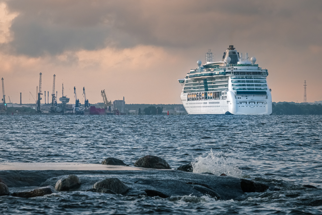 Pasaules kruīza ietvaros Rīgā viesojas iespaidīgais kruīzu kuģis "Serenade of the Seas".