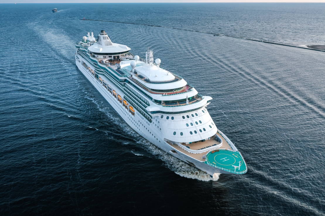 Pasaules kruīza ietvaros Rīgā viesojas iespaidīgais kruīzu kuģis "Serenade of the Seas".