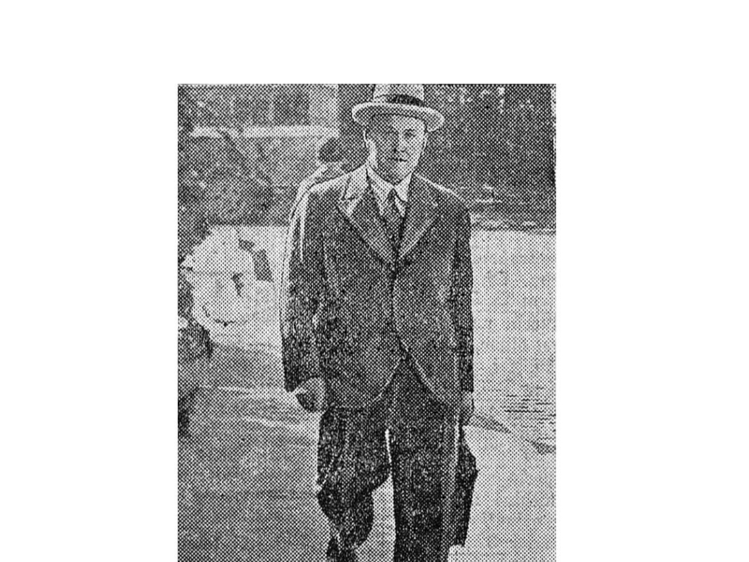 Jānis Annuss (1887–1964) ierodas uz tiesu.