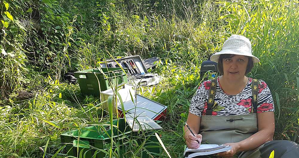 Sekojot līdzi zivju resursu pietiekamībai, liela daļa zinātnieka ikdienas paiet lauka darbos. "BIOR" Zivju resursu pētniecības departamenta Iekšējo ūdeņu un zivju resursu atražošanas nodaļas vadītāja Ruta Medne: "Tiklīdz piesārņojuma dēļ upē palielinās skābekļa patēriņš, ir sliktāk zivīm. Savukārt slāpeklis un fosfors veicina upju aizaugšanu."