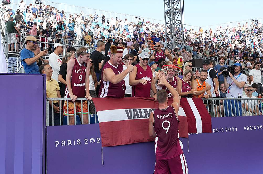 Zigmārs Raimo pēc spēles pateicas Latvijas faniem, kas devušies uz Franciju just līdzi 3x3 basketbolistiem.