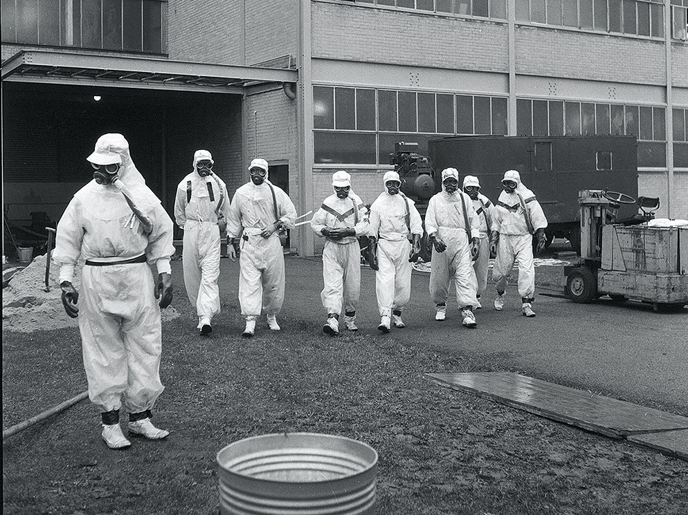 Zinātnieki un tehniķi aizsargtērpos pēc avārijas 1957. gada oktobrī, gatavojoties iekļūt Vindskeilas reaktorā.