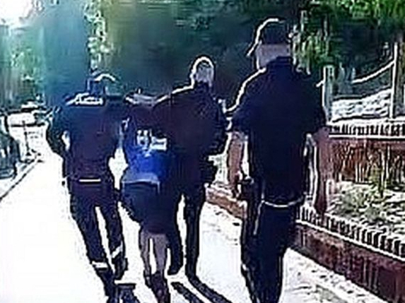 Aculieciniece nofilmējusi, kā 2022. gada 30. jūlijā policija aizved vienu no aizturētajiem.