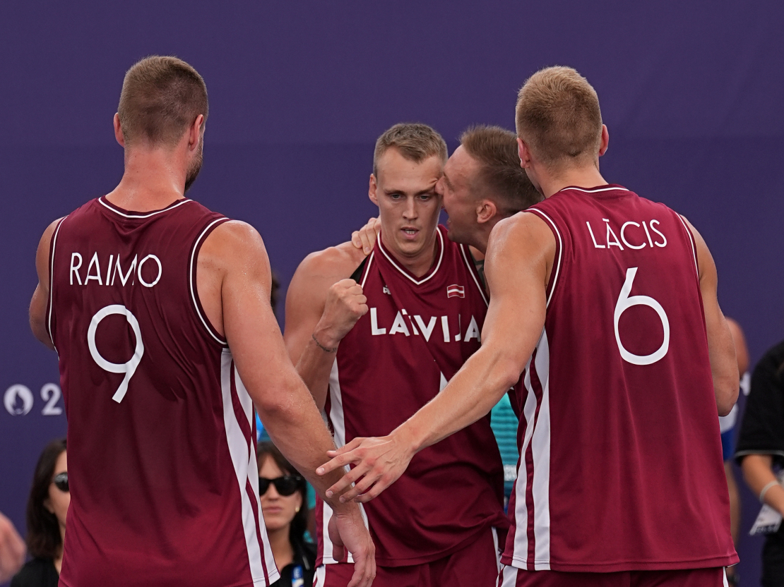 Basketbolisti Zigmārs Raimo (no kreisās), Nauris Miezis un Francis Lācis 3x3 basketbola turnīra spēlē starp Latvijas un Francijas valstsvienībām 2024. gada vasaras olimpiskajās spēlēs Parīzē.