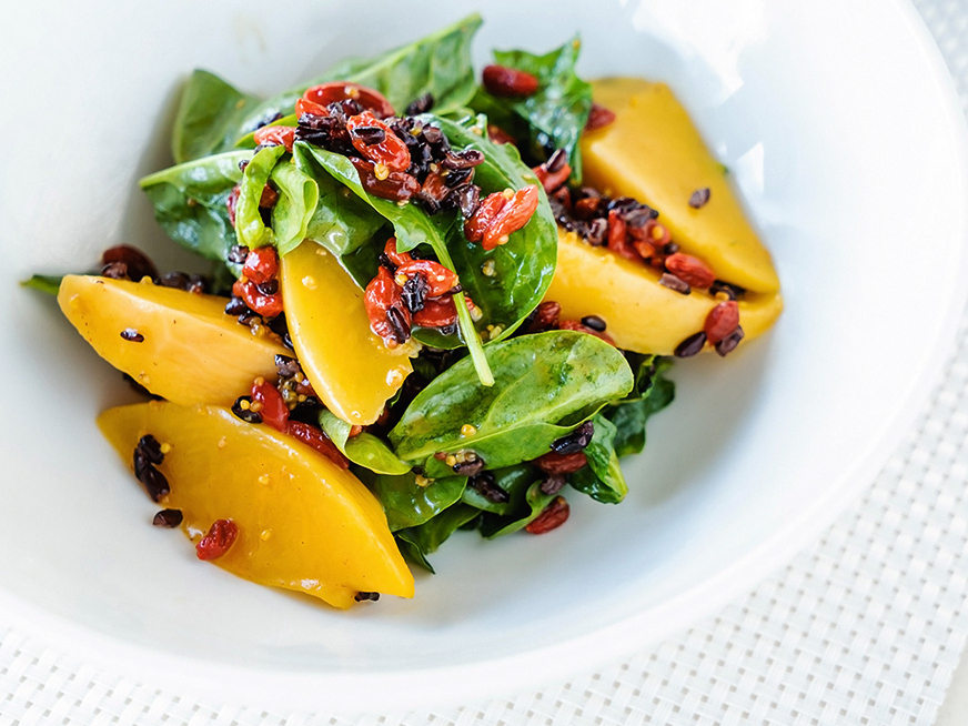 Spinātu, kolrābju un mango salāti.