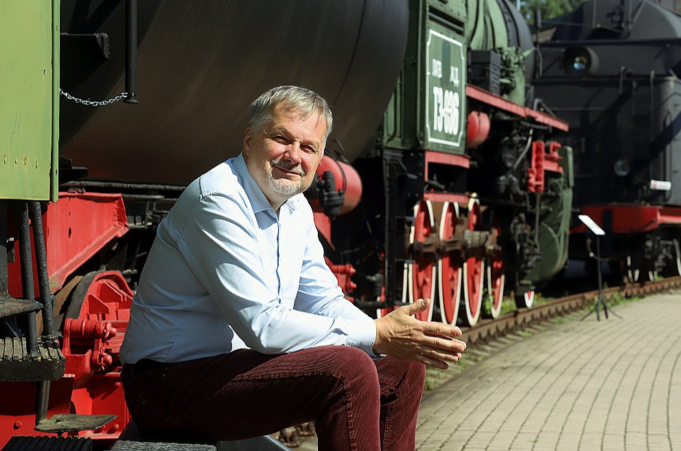 Toms Altbergs: "Latvijā vienmēr bijis tā, ka dzelzceļu būvi noteikuši divi galvenie iemesli – bizness, kas ir arī pasaulē vadošais iemesls, un militāri stratēģiskie mērķi. Principā pastāv arī trešais – pasažieru pārvadāšana, bet ar Latviju tam mazāka saistība, jo uz pārējās Eiropas un daudzu citu valstu fona tāda iedzīvotāju blīvuma, lai dzelzceļu būvētu tikai pasažieriem, mums nav."