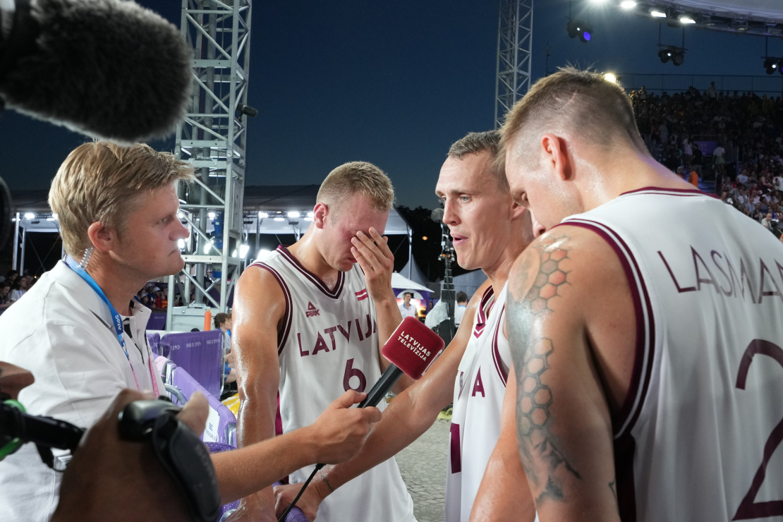Žurnālists Dāvids Ernštreits (no kreisās) intervē baskebolistus Franci Lāci, Nauri Miezi un Kārli Lasmani pēc 3x3 basketbola spēles starp Latvijas un Lietuvas valstsvienībām 2024. gada vasaras olimpiskajās spēlēs.