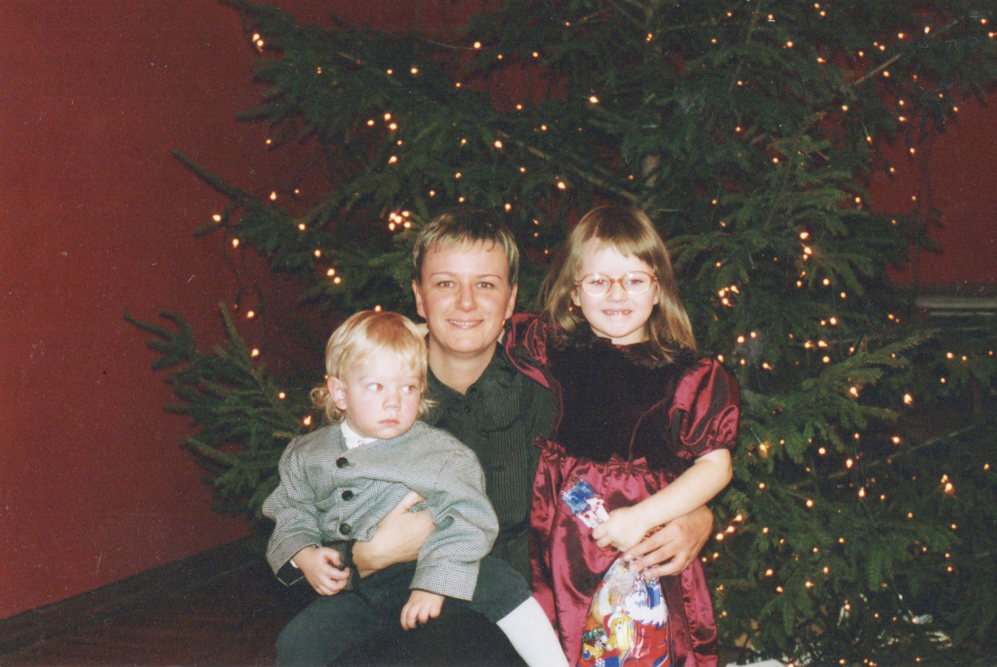 Linda Mūrniece ar bērniem. 2002. gads.
