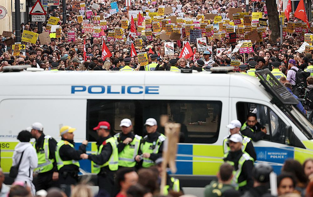 Uzskatos polarizētā britu sabiedrība pēdējās nedēļās regulāri rīko protestus.