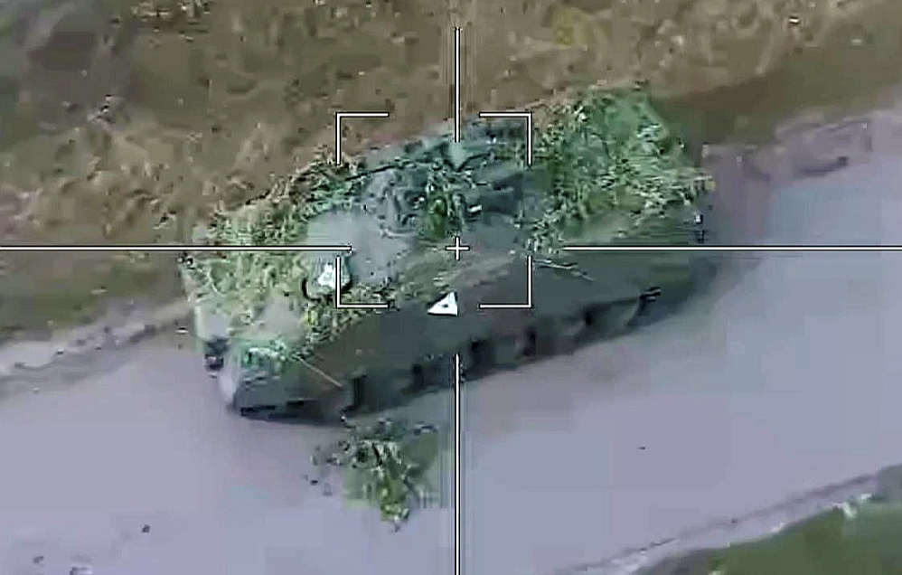 Kadrs no Krievijas Aizsardzības ministrijas izplatītā video, kurā redzama Ukrainas armijas bruņumašīna.