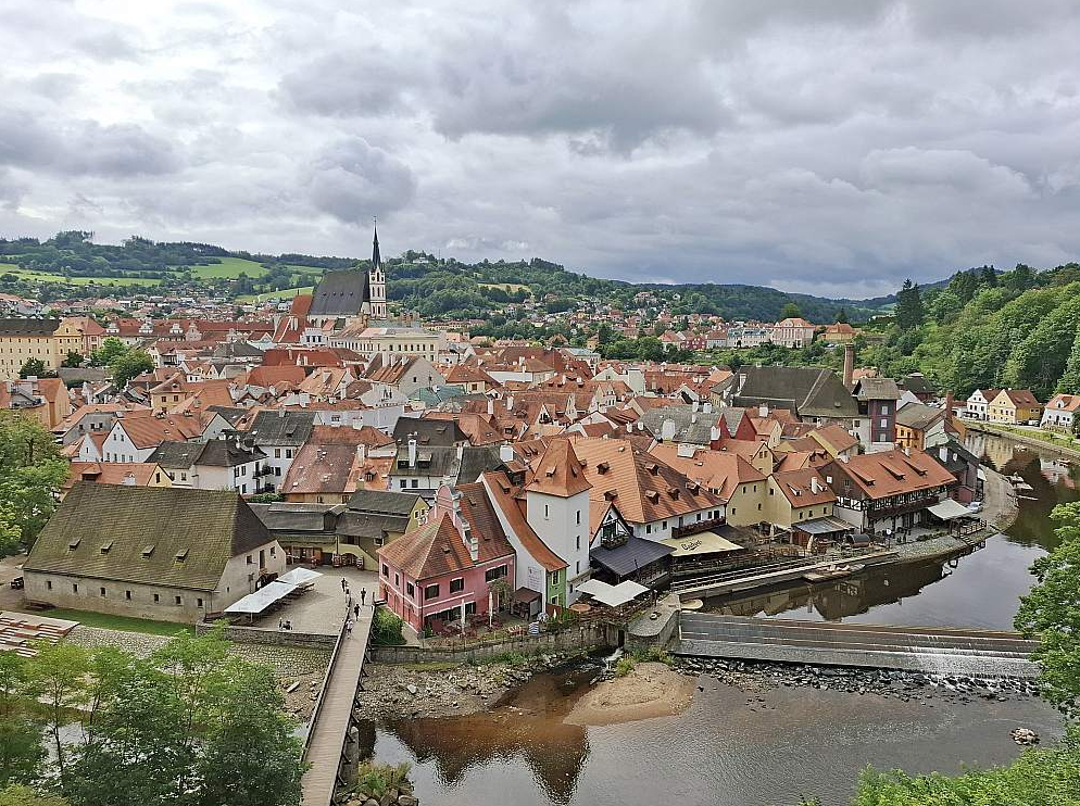 Skats no pilskalna uz skaisto Česke Krumlovu, kas ierakstīta UNESCO pasaules mantojuma sarakstā.