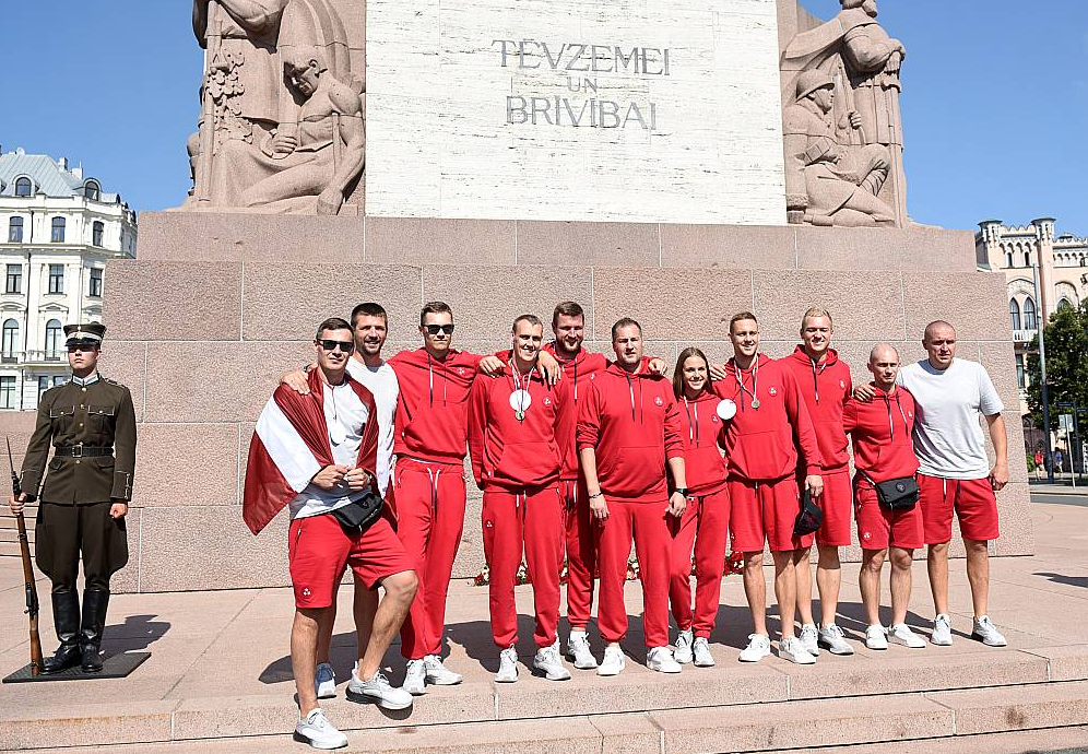Latvijas 3x3 basketbola izlase un vieglatlēte Rūta Lasmane pie Brīvības pieminekļa pēc atgriešanās no Parīzes olimpiskajām spēlēm.