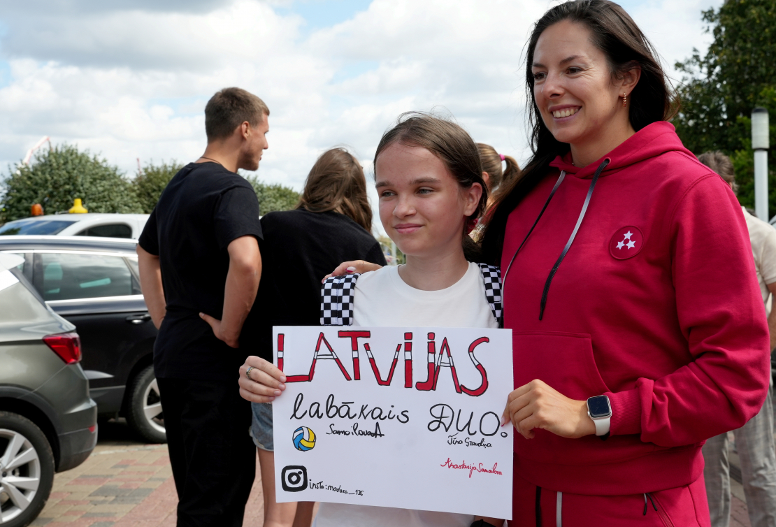 Pludmales volejbolistes Anastasija Samoilova (no kreisās) un Tīna Laura Graudiņa svinīgajā sagaidīšanas ceremonijā Rīgas lidostā atgriežoties no 2024. gada vasaras olimpiskajām spēlēm Parīzē.