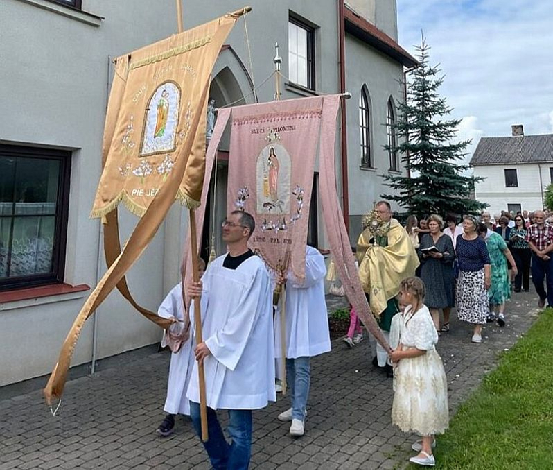Ticīgie Gulbenē sagaida un pavada svētceļotājus.