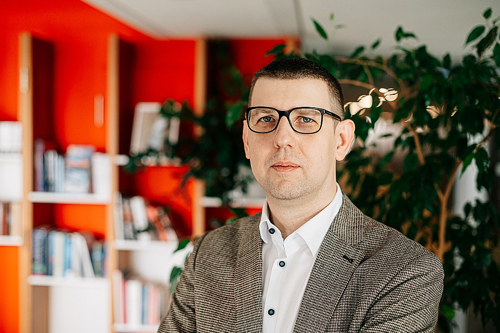 Bankas "Citadele" ekonomists Mārtiņš Āboliņš: "Vājais mazumtirdzniecības sniegums šogad lielā mērā ir pēdējo gadu augstās inflācijas un procentu likmju kāpuma sekas. Augstās inflācijas dēļ iedzīvotāji ir būtiski mainījuši savu patēriņa grozu, izvēloties lētākus produktus vai zīmolus, tādēļ izdevumi pārtikai ir auguši mazākā mērā nekā cenas."