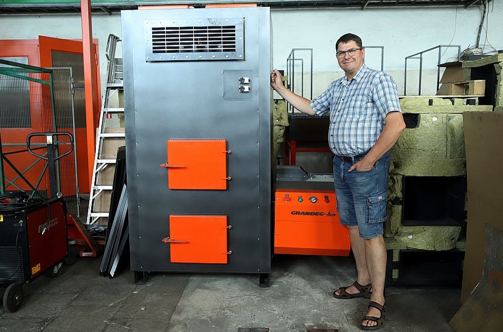 "Nepārtraukti izvirzām jaunus mērķus – viens no galvenajiem ir esošo produktu tehnoloģiskā attīstība un modernizācija. 30 gadu pieredze tirgū ļauj veikt nepieciešamos uzlabojumus – gan apkures katlu mehanizācijā, gan automatizācijā," secina "Grandeg" rūpnīcas īpašnieks Andris Lubiņš.