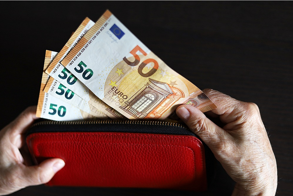 Indeksēs arī piemaksas par katru apdrošināšanas stāža gadu. Piemēram, pensionāri, kas saņēma 1,52 eiro par katru stāža gadu (kas uzkrāts līdz 1995. gada beigām), turpmāk saņems 1,62 eiro, bet tie, kas saņēma 2,28 eiro – no 1. oktobra saņems 2,43 eiro.