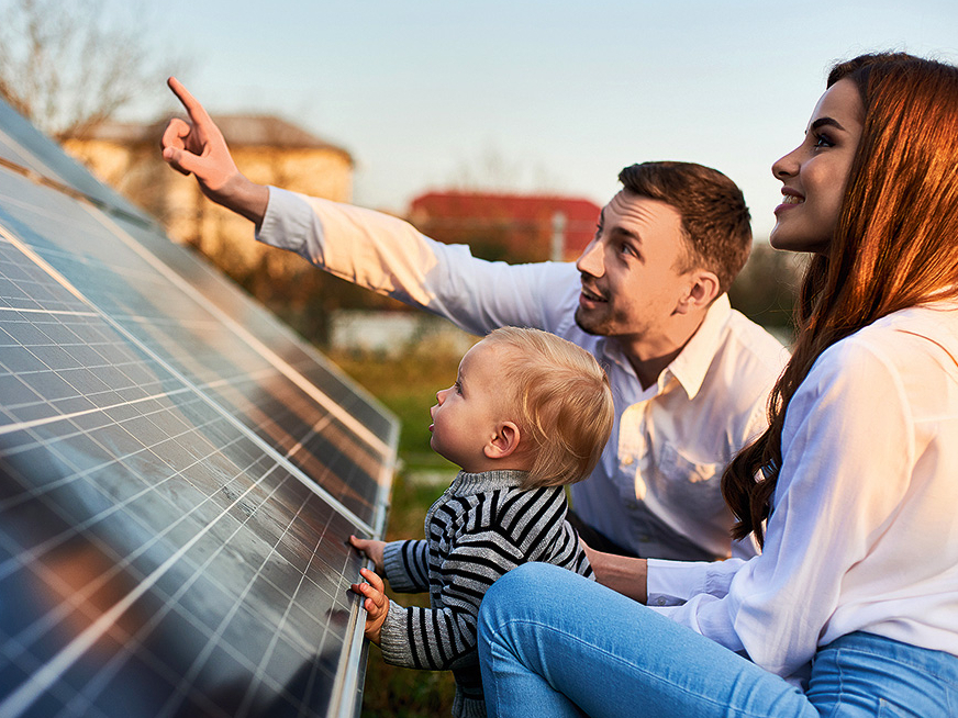  Arvien biežāk elektrības ražošanai tiek izmantoti saules paneļi, tos izvietojot uz māju jumtiem.