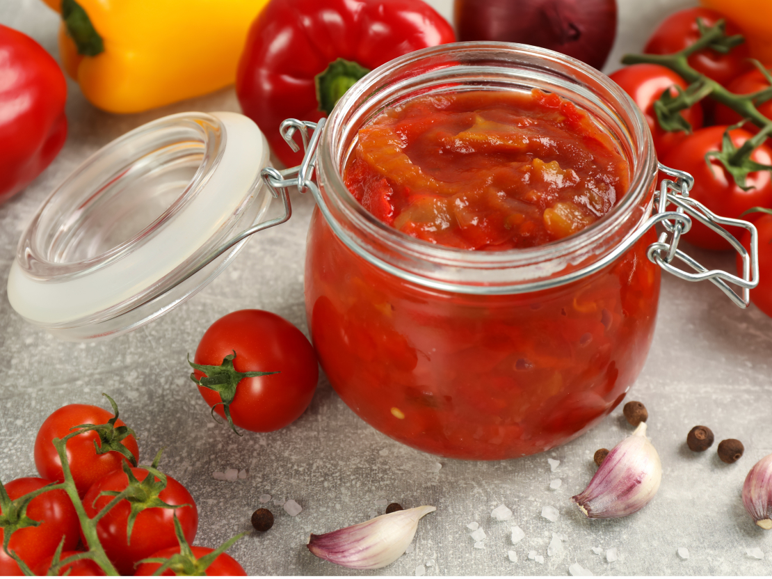 Paprika tomātos ar ķiplokiem.