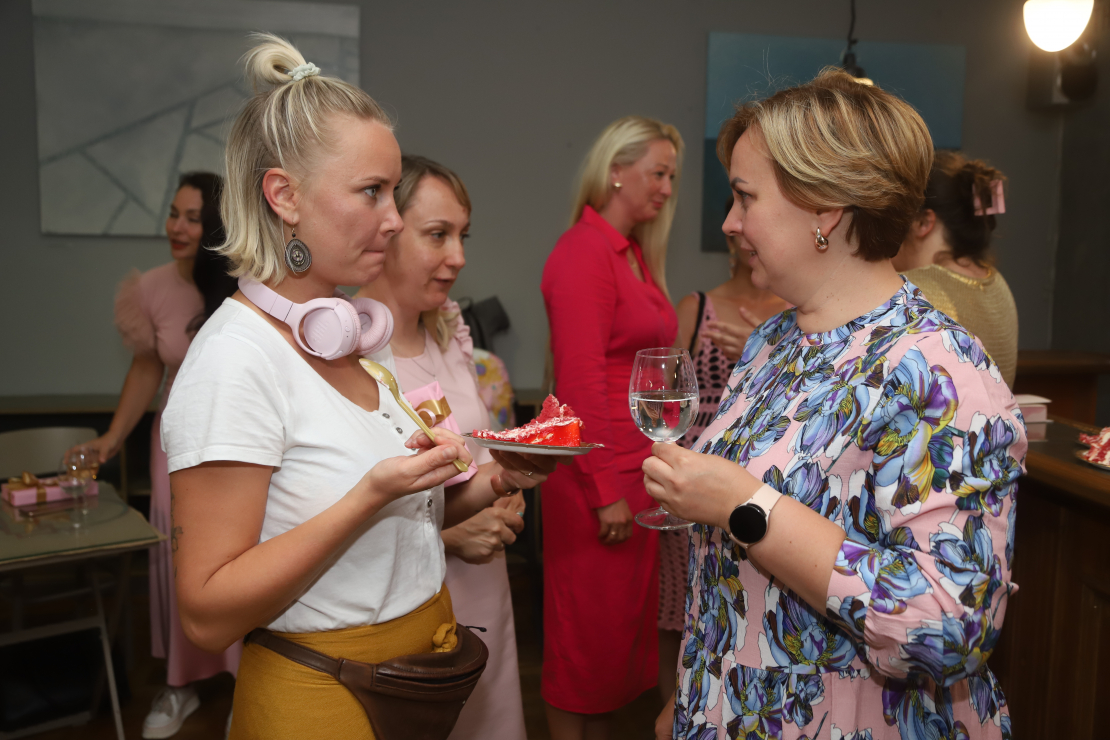 Grāmatu blogeri tiekas jaunā romāna atvēršanas pasākumā.