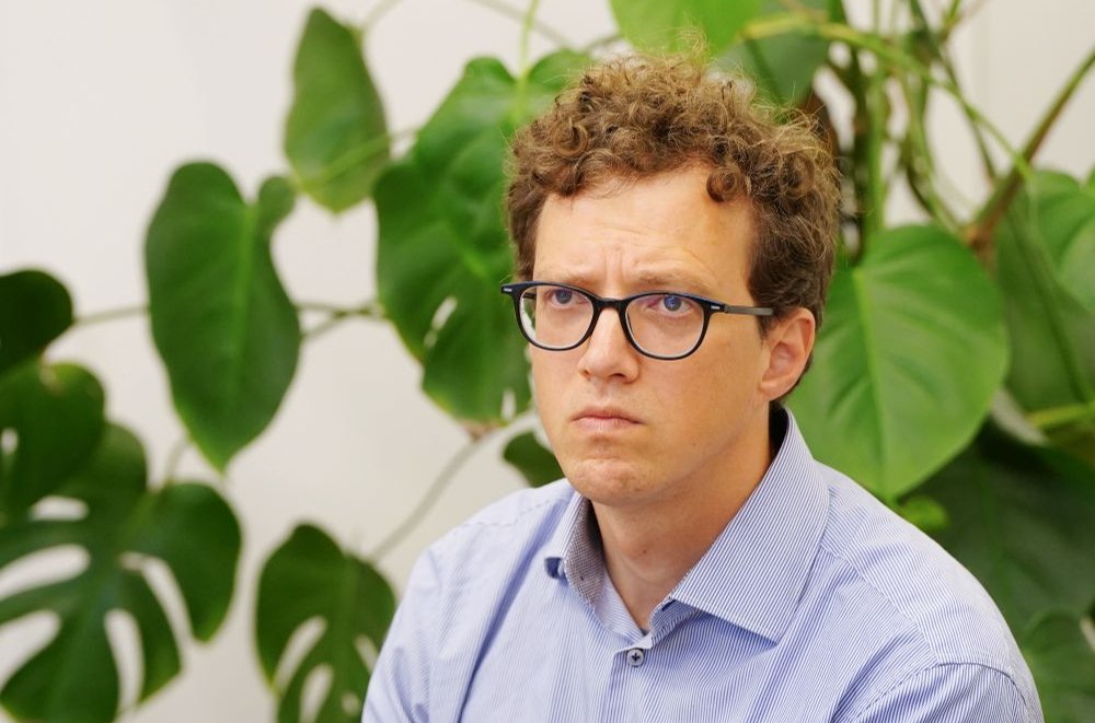 Izglītības un zinātnes ministrijas Izglītības departamenta direktora vietnieks izglītības kvalitātes vadības un digitālās transformācijas jomā Edgars Plētiens piedalās pasākumā, kura laikā iepazīstina ar izstrādātajiem obligāti apgūstamo pamatkursu - "Vēsture I" un "Sociālās zinātnes I" programmu paraugiem.