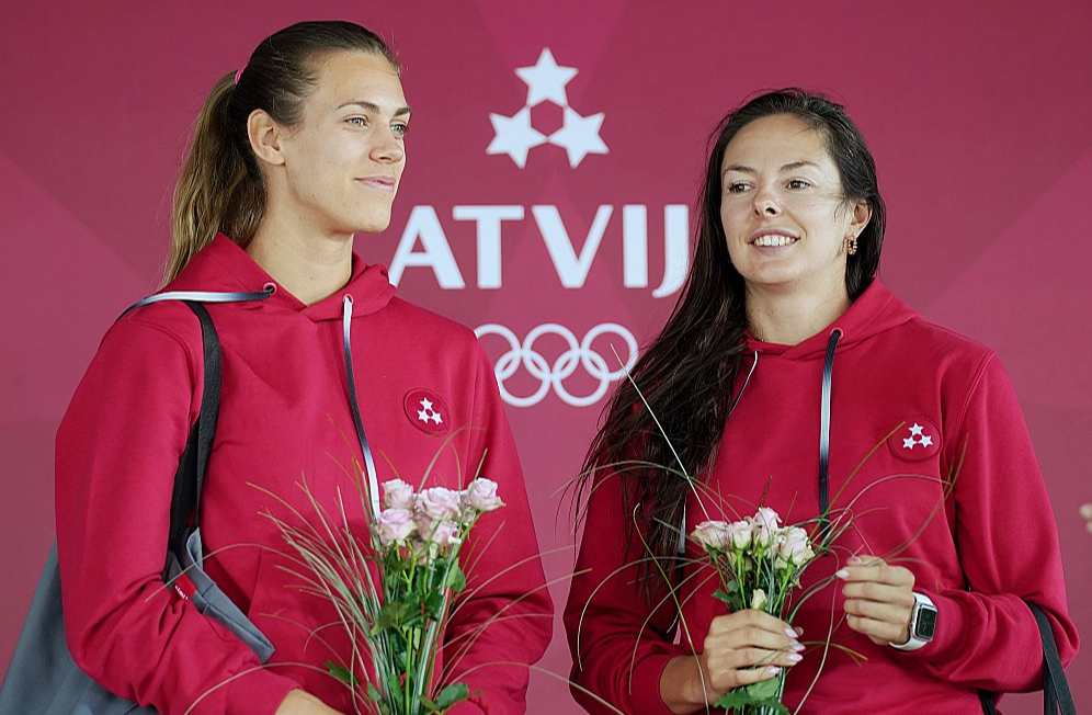 Tīna Graudiņa (no kreisās) un Anastasija Samoilova jau piecus gadus ir vienas no Latvijas veiksmīgākajām sportistēm. Pēc Parīzes olimpiskajām spēlēm uz īsu brīdi ieskrējušas mājās, viņas vakar jau uzsāka Eiropas čempionātu Nīderlandē.