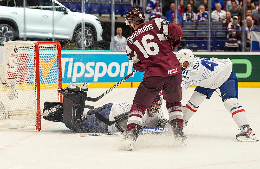 Pavasarī pasaules čempionātā Latvijas hokejisti Franciju uzvarēja, tikai pateicoties komandas kapteiņa Kaspara Daugaviņa gūtajiem vārtiem papildlaika pēdējā sekundē. Abas komandas 1. septembrī Rīgā tiksies olimpiskā kvalifikācijas turnīra noslēdzošajā un, domājams, arī izšķirošajā spēlē.