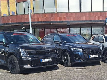 Konkursa "Latvijas Gada auto 2025" mediju testa atklāšanas parādes kreisais spārns – "Kia EV9", "Audi Q7", "Dacia Duster" un "Peugeot 208". Izmēru un cenu atšķirības milzīgas. Brauciens ar jebkuru no tiem – drošs un tīkams. Par kuru balsos žūrija? Kuru Latvijā pirks vairāk?