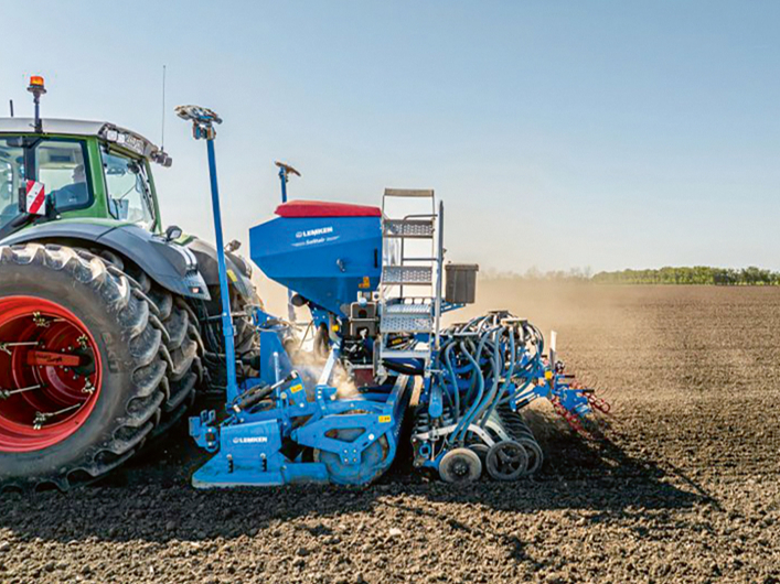 'Lemken Solitair' sējmašīna ar 'Zirkon MR' ecēšām.