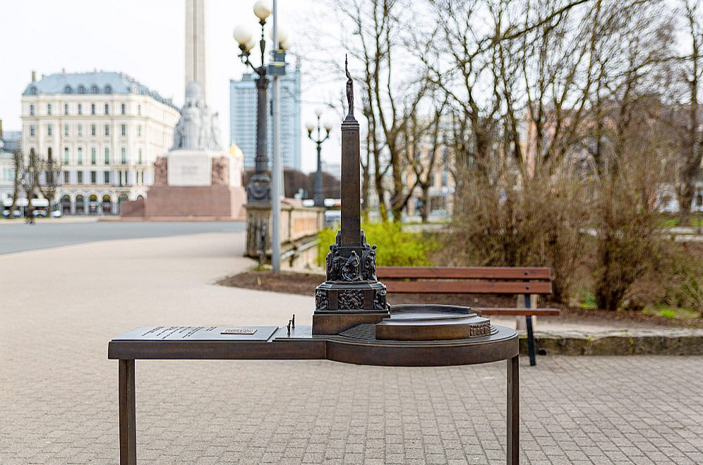Brīvības pieminekļa miniatūro kopiju atklāja 2022. gada 18. novembrī. Pēc skulpturālā veidojuma sabojāšanas 2023. gada nogalē, nu tas ir veiksmīgi atjaunots un atkal atrodas savā vietā.