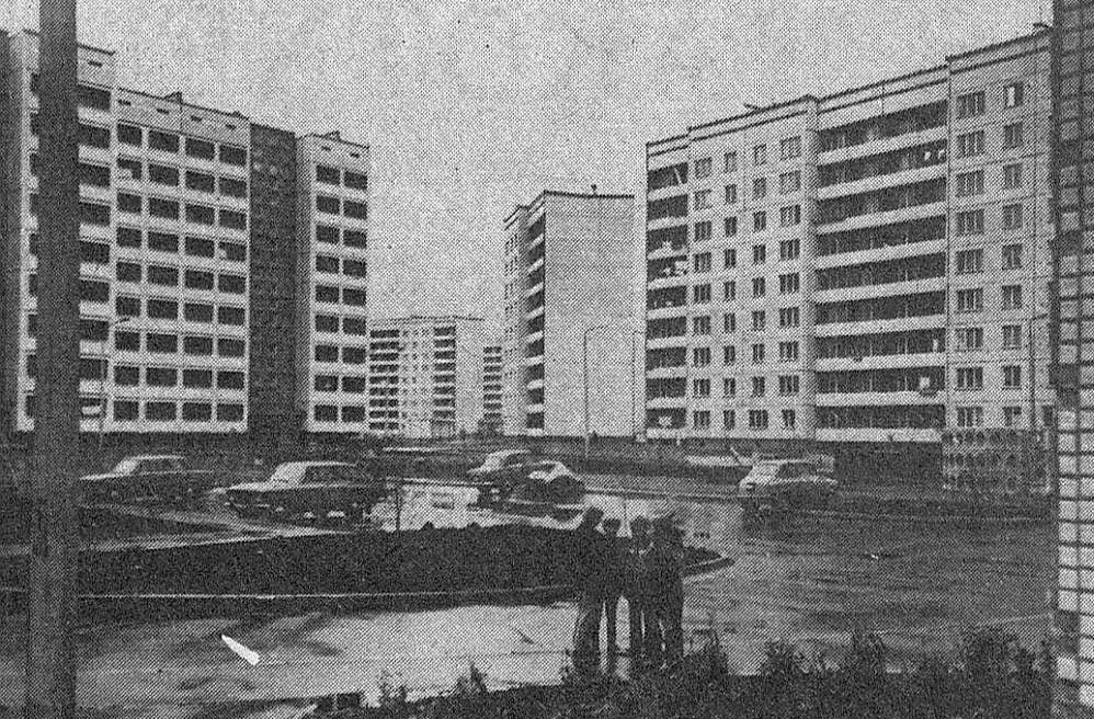 Uz lauksaimniecības zemes būvētie Pļavnieki 1982. gadā.