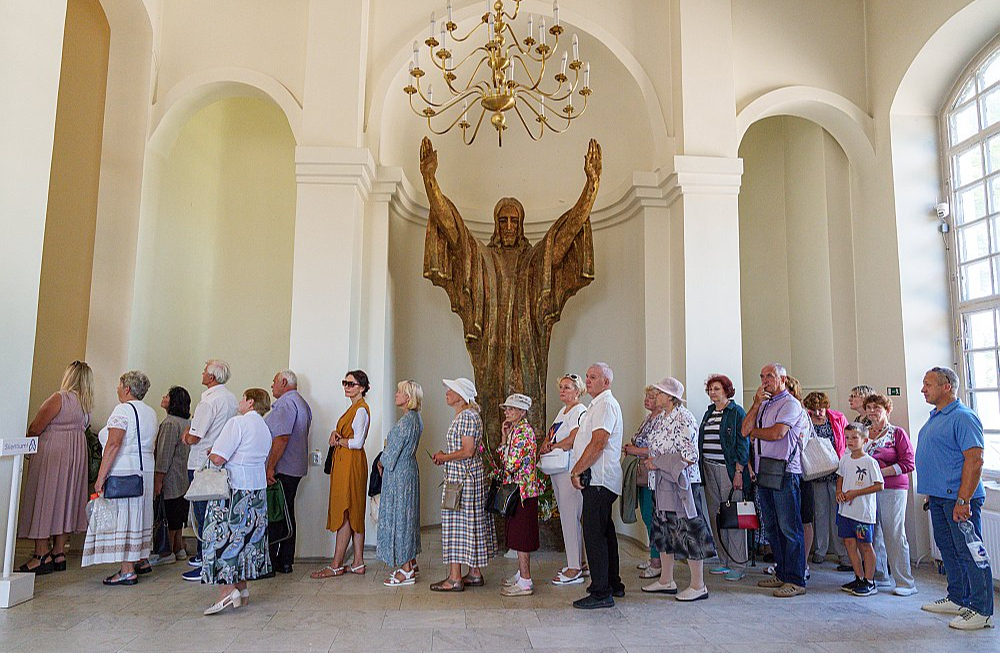 Vissvētākās Jaunavas Marijas debesīs uzņemšanas svētkos 15. augustā Aglonā bija ieradušies ticīgie no visas Latvijas.