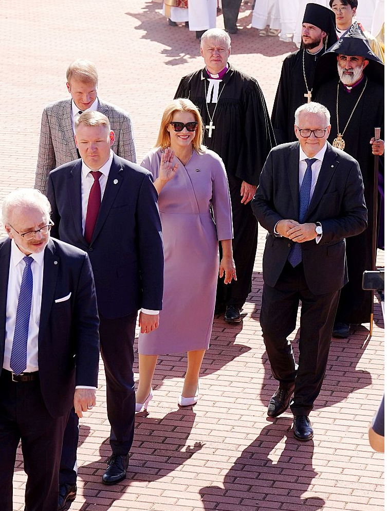 Bijušais Valsts prezidents Egils Levits (no kreisās), Saeimas sekretārs Edvards Smiltēns, klimata un enerģētikas ministrs Kaspars Melnis, Ministru prezidente Evika Siliņa, finanšu ministrs Arvils Ašeradens.