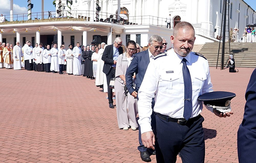 Arī Valsts policijas priekšnieks ģenerālis Armands Ruks piedalījās galvenajā Svētajā Misē.