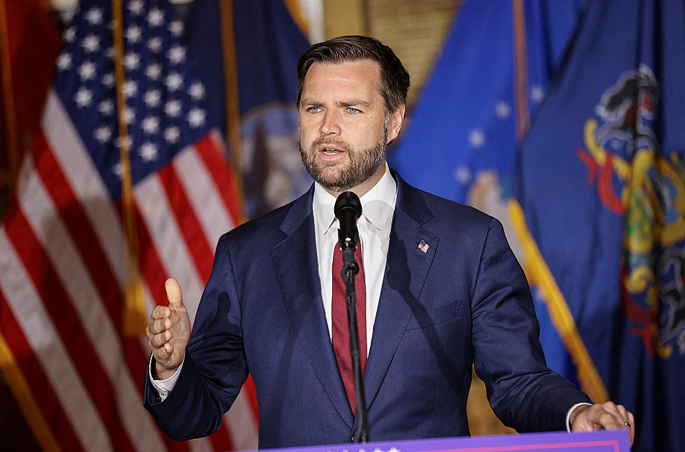 Vairākiem ASV medijiem noplūdināti republikāņu kandidāta Donalda Trampa kampaņas dokumenti par senatoru Džeimsu Deividu Vensu (attēlā), kuru bijušais prezidents izraudzījies par savu viceprezidenta amata kandidātu.