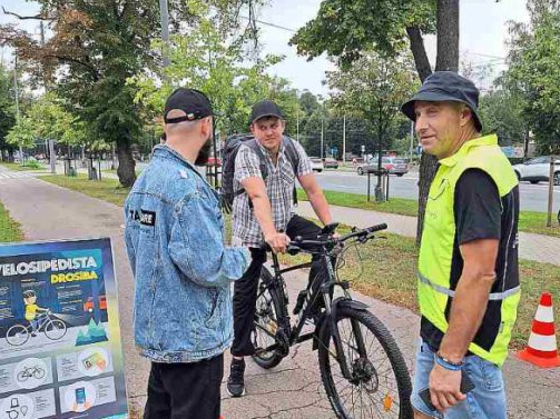 "Velopatruļa" cenšas noskaidrot, vai velosipēdists zina, kā mazināt pārvietošanās riskus ceļu satiksmē.