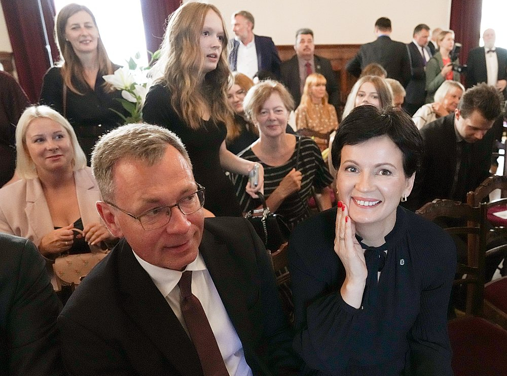 Rūta Dimanta vakar apsveikumus Rīgas pilī saņēma arī no tuviniekiem un kolēģiem.