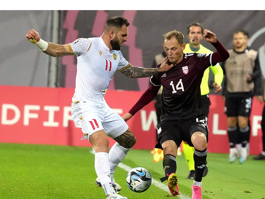 Andrejs Cigaņiks (no labās) šobrīd ir viens no Latvijas izlases pieredzējušākajiem futbolistiem.