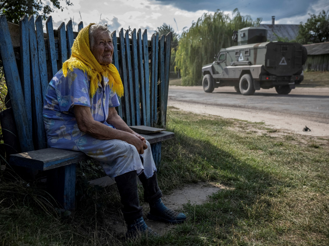 Ukrainas pierobežā 88 gadus vecā Marija noraugās uz Ukrainas armijas kolonnu. 